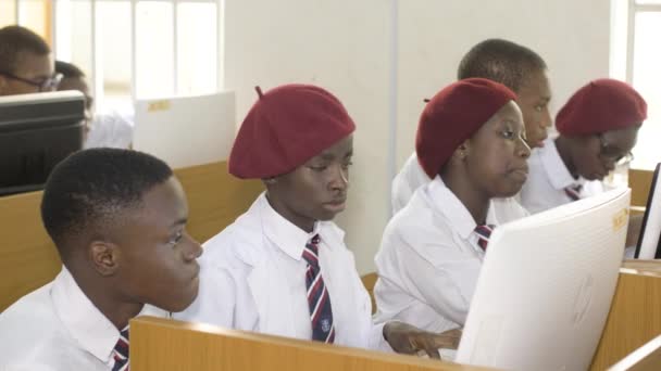 August 2023 Abuja Nigeria Afrika Nigeria Studerende Sidder Foran Computeren – Stock-video