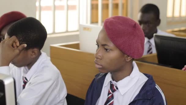 2022년 27일 아프리카 나이지리아 아프리카 나이지리아 학생이 컴퓨터 노트를 취하고 — 비디오