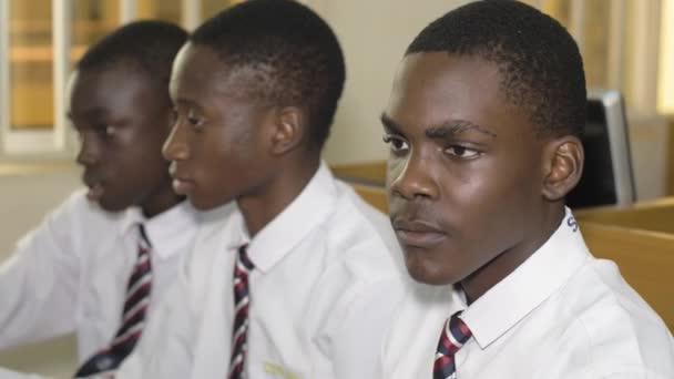 2023年8月27日 尼日利亚阿布贾 非洲裔尼日利亚学生坐在电脑前 在课堂上做笔记和聆听 电脑课期间的学童 — 图库视频影像