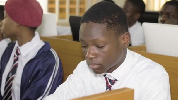 2023年8月27日 アフガニスタンナイジェリア アフリカのナイジェリアの学生がコンピュータの前に座り ノートを取り 教室で聴いていました コンピュータクラス中の学校の子供たち — ストック動画