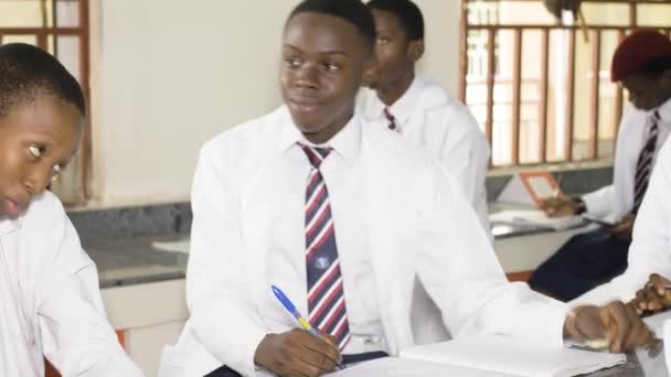 Августа 2023 Года Абуджа Нигерия Нигерийские Студенты Учатся Аудитории Поднимают — стоковое видео