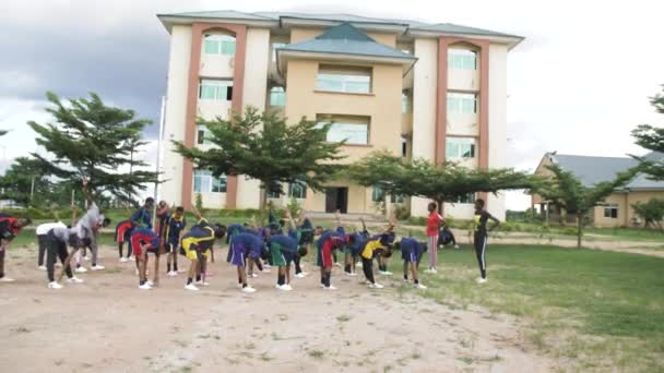 Августа 2023 Года Абуджа Нигерия Школьники Занимающиеся Хореографическими Спортивными Упражнениями — стоковое видео