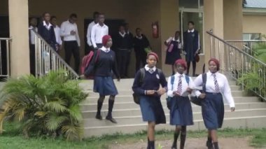 27 Ağustos 2023, Abuja Nijerya: Okul kampüsündeki bir grup öğrenci birlikte tartışıp yürüyorlar