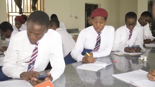 2022년 27일 아프리카 나이지리아 아프리카 나이지리아 학생들은 강의실에서 배우고 노트를 — 비디오