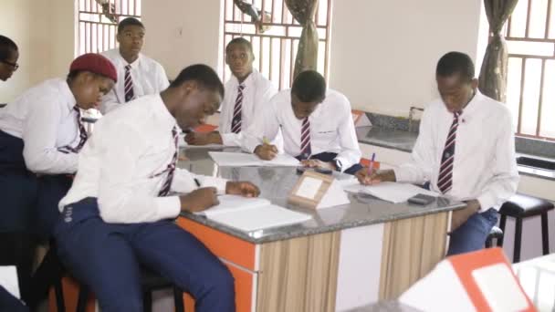 Августа 2023 Года Абуджа Нигерия Нигерийские Студенты Учатся Аудитории Поднимают — стоковое видео