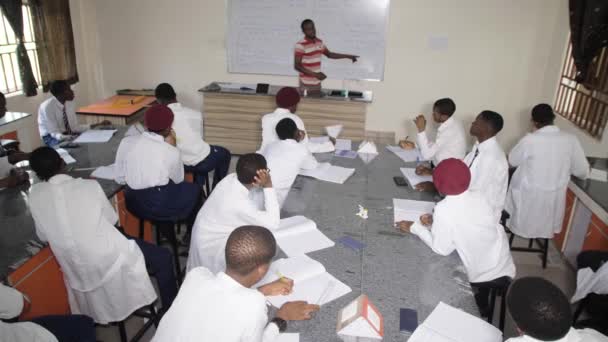 2023年8月27日 尼日利亚阿布贾 非洲裔尼日利亚学生在课堂学习 写讲稿 并在课堂上聆听 教授学生的教师 — 图库视频影像