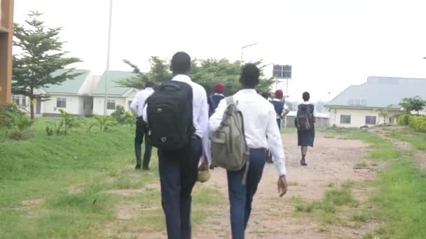 Augusti 2023 Abuja Nigeria Grupp Elever Campus Diskuterar Och Går — Stockvideo