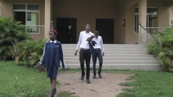 Sierpnia 2023 Abuja Nigeria Grupa Uczniów Kampusie Szkolnym Dyskutujących Spacerujących — Wideo stockowe
