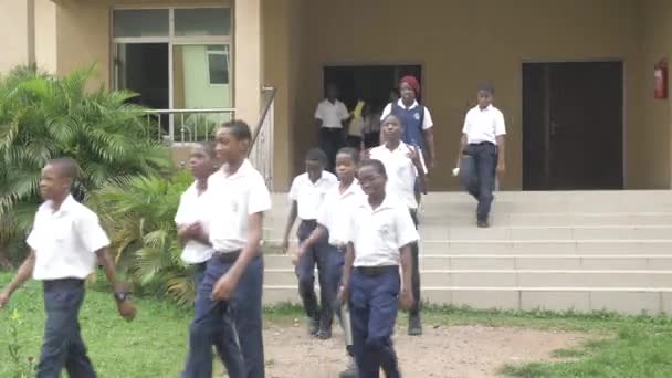 Augusti 2023 Abuja Nigeria Grupp Elever Campus Diskuterar Och Går — Stockvideo