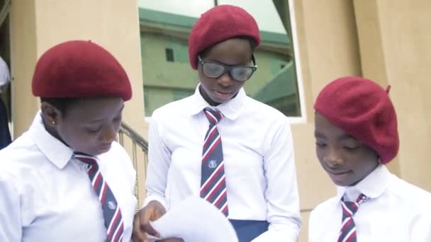 Ağustos 2023 Abuja Nijerya Okul Kampüsündeki Bir Grup Öğrenci Birlikte — Stok video