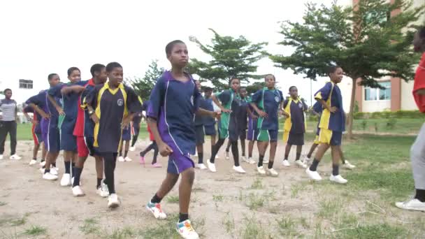 Augustus 2023 Abuja Nigeria Schoolkinderen Die Choreografische Sportieve Oefeningen Doen — Stockvideo