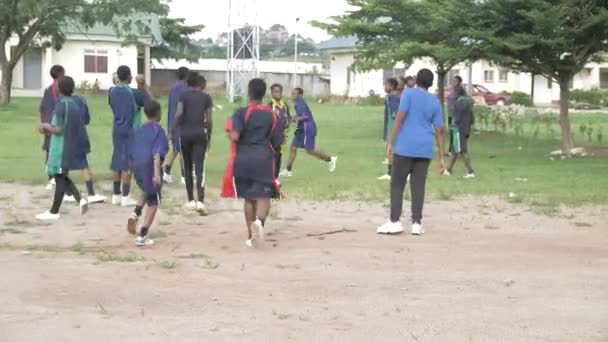 August 2023 Abuja Nigeria Skolebarn Som Utfører Koreografisk Sportstrening Skolemiljøet – stockvideo