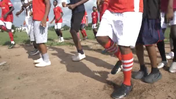 2023年8月27日 アブジャ ナイジェリア 学校環境で振付やスポーツの練習を行っている学校の子供たち 学校でスポーツ教師と身体教育を受ける学生 — ストック動画