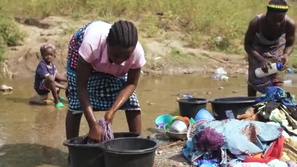 Jan 2024 Gwalada Nigeria Afrikaanse Zwarte Vrouw Plattelandsdorpen Die Hun — Stockvideo