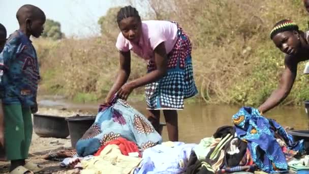 ジャン 2024 グワラダ ナイジェリア 川で服を洗う田舎の村に住むアフリカの黒人女性 村の村人は手で洗うために川の流れを使用しています 飲料水の必要性 — ストック動画
