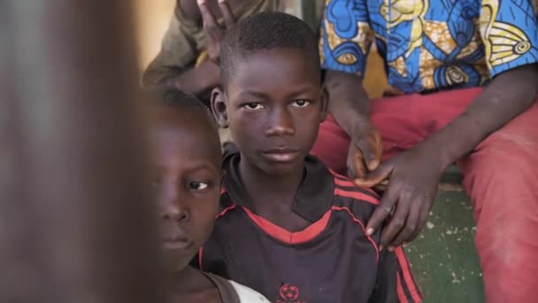 2024年7月9日 尼日利亚Gwalada 尼日利亚非洲因极端贫穷 干旱和气候变化而营养不良的儿童 非洲农村儿童生活条件差非洲的贫困饥饿 — 图库视频影像