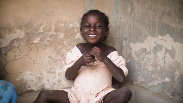 ナイジェリア 2024年 グワラダ ナイジェリア ナイジェリアの極度の貧困 干ばつ 気候変動による栄養不良の子供 アフリカの農村アフリカの子供たち 貧困飢餓 — ストック動画