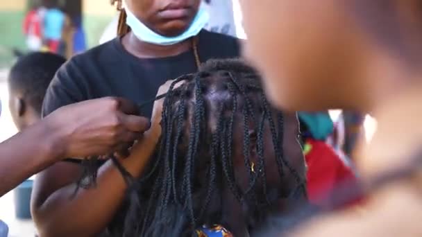 ジャン 2024 グワラダ ナイジェリア ナイジェリアのキリスト教コーパーは ナイジェリアのキリスト教コーパーは 恵まれないと黒人の農村部の子供たちのダフと汚れた髪をめぐって 交わります — ストック動画