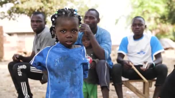 ナイジェリア 2024年 グワラダ ナイジェリア ナイジェリアの極度の貧困 干ばつ 気候変動による栄養不良の子供 アフリカの農村アフリカの子供たち 貧困飢餓 — ストック動画