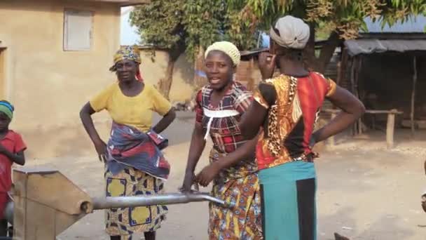 Jan 2024 그라나다 나이지리아 아프리카의 어린이와 여성들이 마시는 가져오는 지루한 — 비디오
