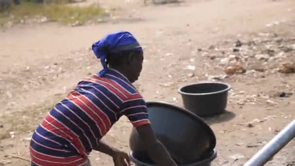 Jan 2024 그라나다 나이지리아 아프리카의 어린이와 여성들이 마시는 가져오는 지루한 — 비디오