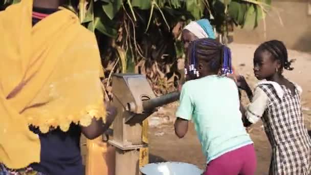 Янв 2024 Гвалада Нигерия Африканские Дети Женщины Достают Питьевую Воду — стоковое видео