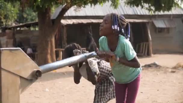 Enero 2024 Gwalada Nigeria Niños Mujeres Africanos Que Traen Agua — Vídeos de Stock