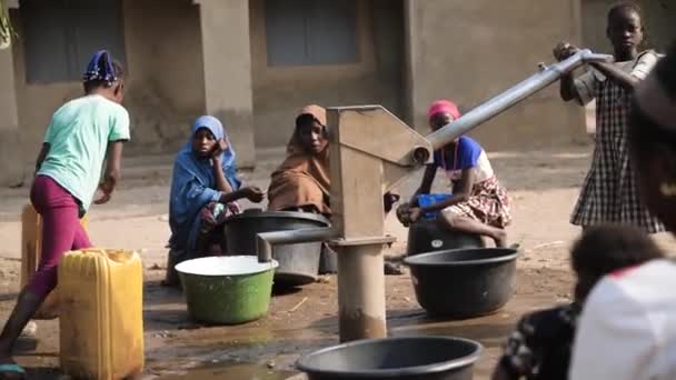 2024年7月19日 尼日利亚Gwalada 非洲儿童和妇女从坑里为农村家庭取水 水资源危机尼日利亚非洲的缺水 极端贫困 饥饿和干旱 — 图库视频影像