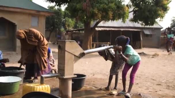 Jan 2024 Gwalada Nigérie Africké Děti Ženy Přinášejí Pitnou Vodu — Stock video