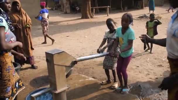 Янв 2024 Гвалада Нигерия Африканские Дети Женщины Достают Питьевую Воду — стоковое видео