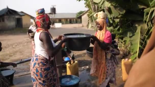 Enero 2024 Gwalada Nigeria Niños Mujeres Africanos Que Traen Agua — Vídeos de Stock