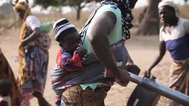 2024年7月19日 尼日利亚Gwalada 非洲儿童和妇女从坑里为农村家庭取水 水资源危机尼日利亚非洲的缺水 极端贫困 饥饿和干旱 — 图库视频影像