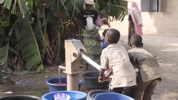Jan 2024 Gwalada Nigéria Crianças Mulheres Africanas Que Buscam Água — Vídeo de Stock