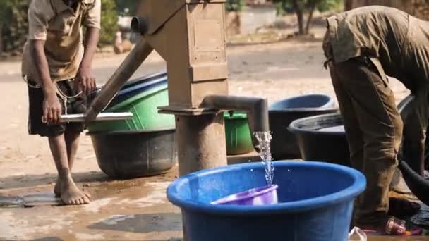 Jan 2024 Gwalada Nigeria Afrikanska Barn Och Kvinnor Hämtar Dricksvatten — Stockvideo
