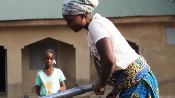 ジャン 2024 グワラダ ナイジェリア アフリカの子供と女性は 農村部のためのボーン穴から飲料水を取得します 水危機 ナイジェリアの水不足 極度の貧困 干ばつ — ストック動画