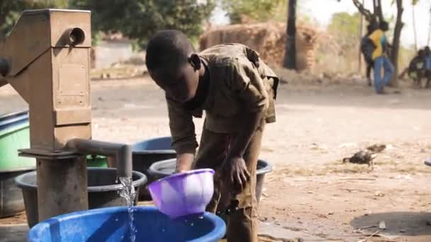 Jan 2024 Gwalada Nigeria Afrikanske Børn Kvinder Henter Drikkevand Fra – Stock-video