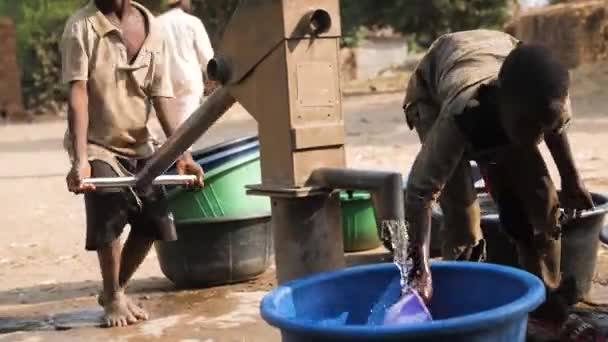Jan 2024 Gwalada Nigeria African Children Women Fetching Drinking Water — Stock Video