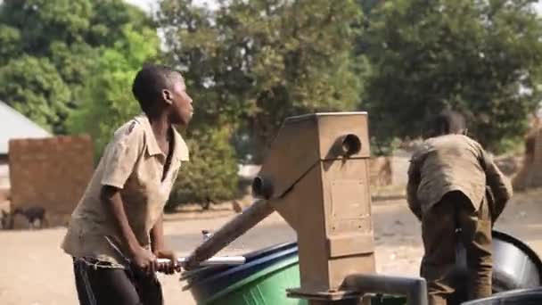 Gen 2024 Gwalada Nigeria Bambini Donne Africani Che Prendono Acqua — Video Stock