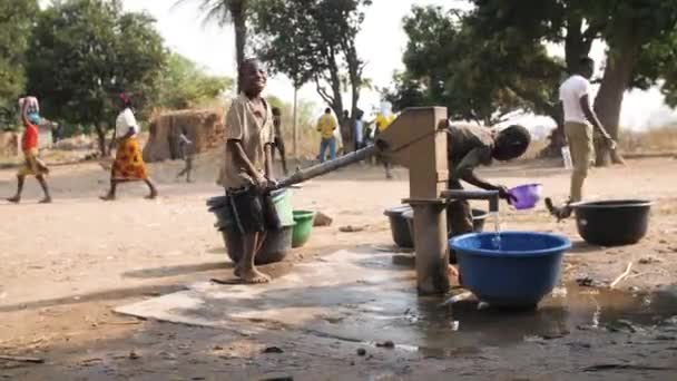 Jan 2024 Gwalada Nigeria Afrikaanse Kinderen Vrouwen Die Drinkwater Halen — Stockvideo