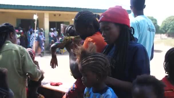 2024年7月9日 尼日利亚Gwalada 尼日利亚基督教牧师联谊会阿布贾分会 为非洲农村弱势和黑人农村儿童的头皮屑和黑发涂上一层皮 — 图库视频影像