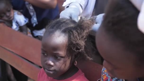 ジャン 2024 グワラダ ナイジェリア ナイジェリアのキリスト教コーパーは ナイジェリアのキリスト教コーパーは 恵まれないと黒人の農村部の子供たちのダフと汚れた髪をめぐって 交わります — ストック動画
