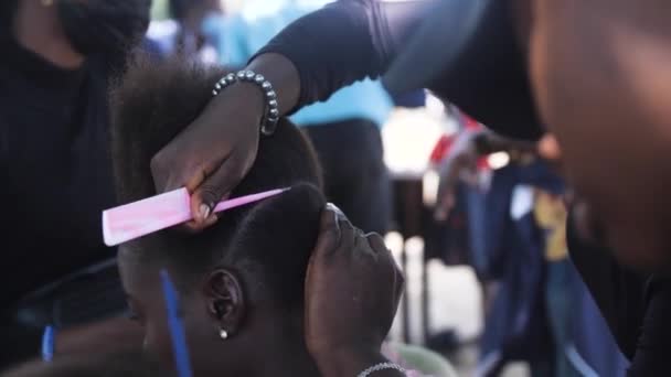 2024年7月9日 尼日利亚Gwalada 尼日利亚基督教牧师联谊会阿布贾分会 为非洲农村弱势和黑人农村儿童的头皮屑和黑发涂上一层皮 — 图库视频影像