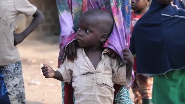 ナイジェリア 2024年 グワラダ ナイジェリア ナイジェリアの極度の貧困 干ばつ 気候変動による栄養不良児 アフリカの農村アフリカの子供たち 貧困飢餓 — ストック動画