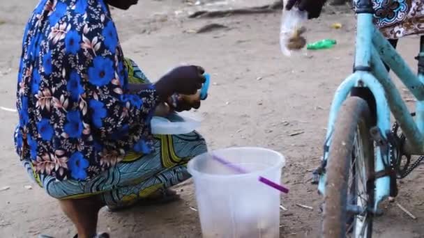 ナイジェリア 2024年 グワラダ ナイジェリア ナイジェリアの極度の貧困 干ばつ 気候変動による栄養不良児 アフリカの農村アフリカの子供たち 貧困飢餓 — ストック動画