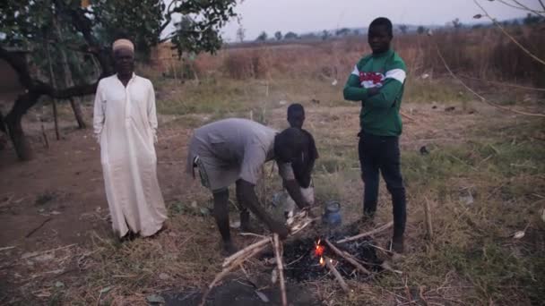 Січня 2024 Гвадалада Нігерія Африканські Бідні Діти Зігріваються Вогнем Під — стокове відео