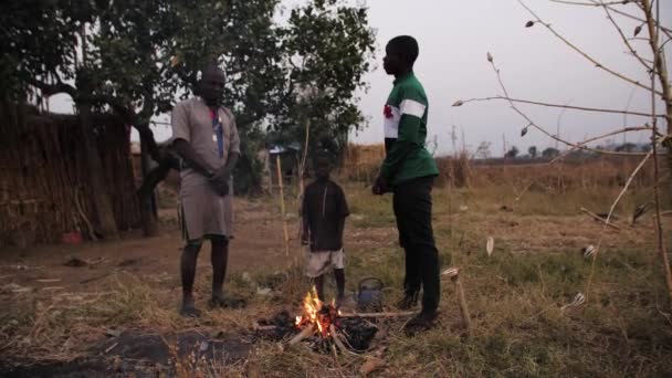 Jan 2024 Gwalada Νιγηρία Φτωχά Παιδιά Της Αφρικής Θερμαίνονται Φωτιά — Αρχείο Βίντεο