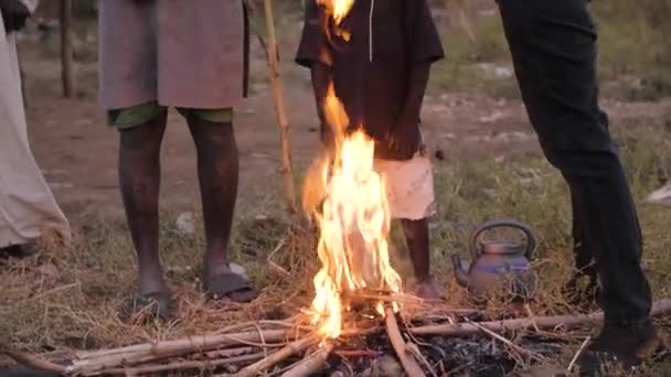 Jan 2024 Gwalada Nigérie Africké Chudé Děti Zahřívají Hořícím Ohněm — Stock video