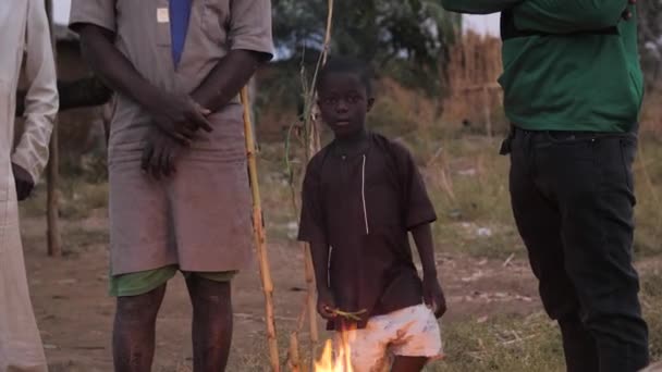 Sty 2024 Gwalada Nigeria Afrykańskie Biedne Dzieci Ogrzewają Się Płonącym — Wideo stockowe