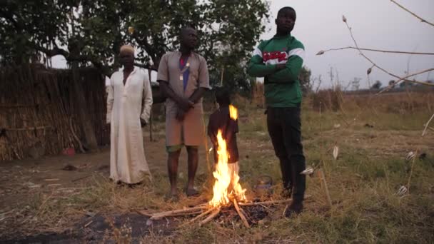 2024年7月9日 尼日利亚Gwalada 非洲一个农村地区住区的非洲贫穷儿童在寒冷季节的清晨用篝火取暖 — 图库视频影像