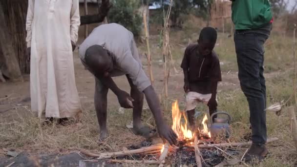 2024年9月20日 グワラダ ナイジェリア アフリカの貧しい子どもたちが アフリカの農村部の農村部で 寒い季節に火事で暖めている — ストック動画